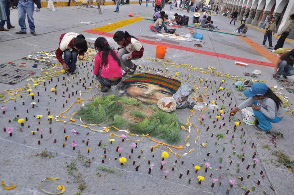Video: Elaboran alfombra con material reciclado y vegetación seca