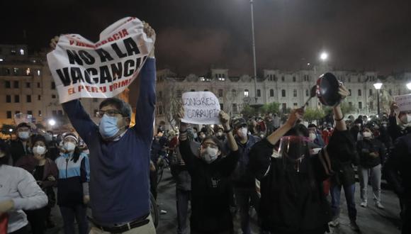Varios grupos participaron la noche del lunes en los actos de protestas en Lima y otras regiones del país luego que el Congreso aprobó la vacancia a Martín Vizcarra. (Foto: GEC)