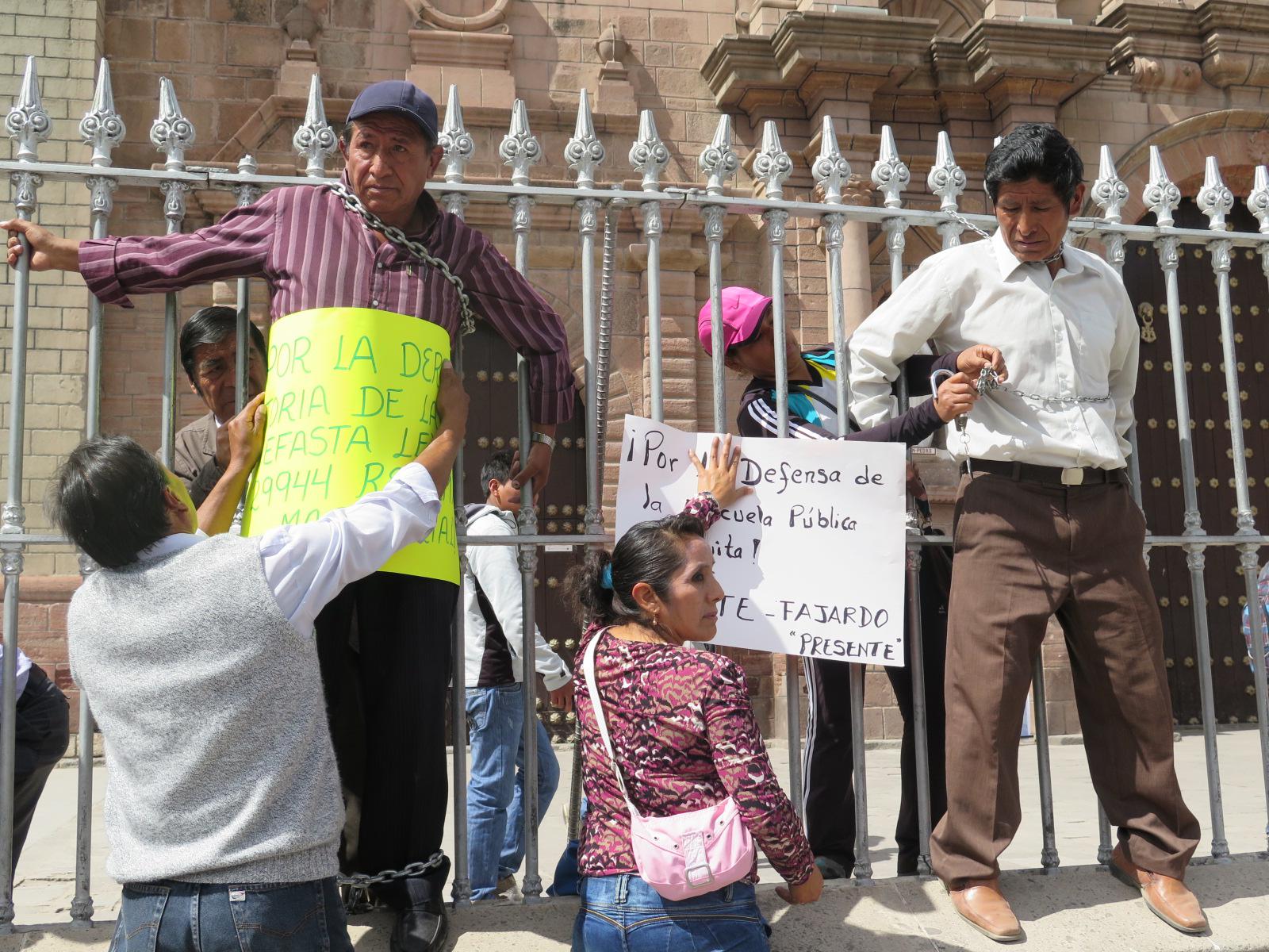 Docentes del Sutep se encadenan en el frontis de la Catedral de Huamanga