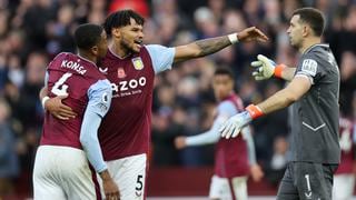 Además de su función de arquero: ‘Dibu’ Martínez dirigió la barrera en el Aston Villa vs. Manchester United (VIDEO)