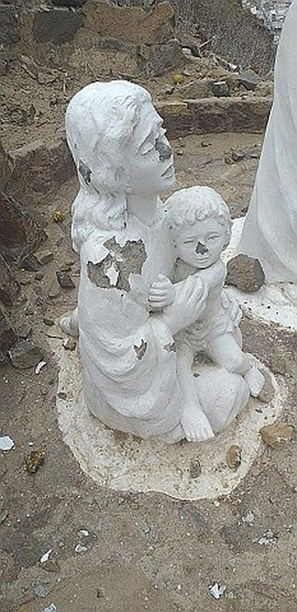 Desconocidos destruyen imágenes que representan el vía crucis de Jesús (FOTOS)