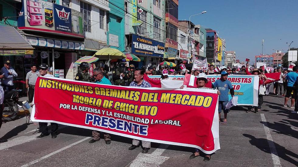 Miles de comerciantes del mercado Modelo realizan marcha de protesta en Chiclayo