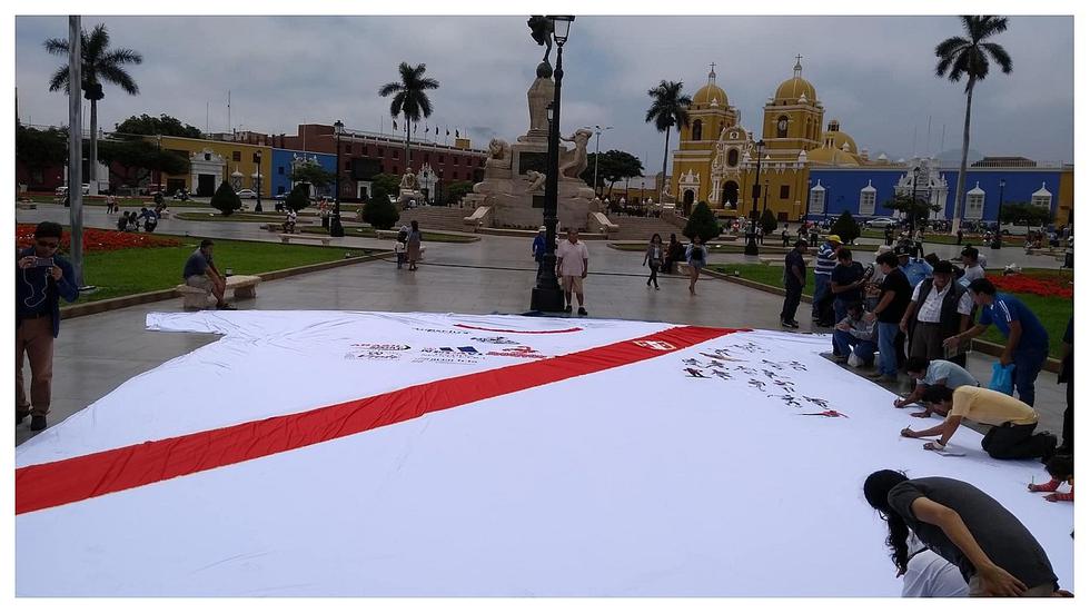 Trujillanos firman camiseta gigante de la Selección Peruana de Fútbol (FOTOS Y VIDEO) 
