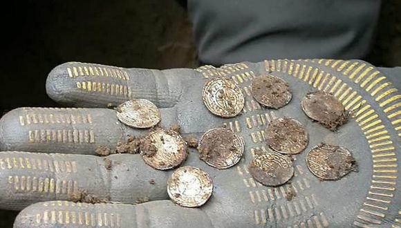 Descubren tesoro de monedas milenarias cerca de Londres (FOTOS)