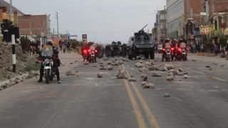 Policías y transportistas tuvieron violento enfrentamiento por desbloqueo de vías en Arequipa