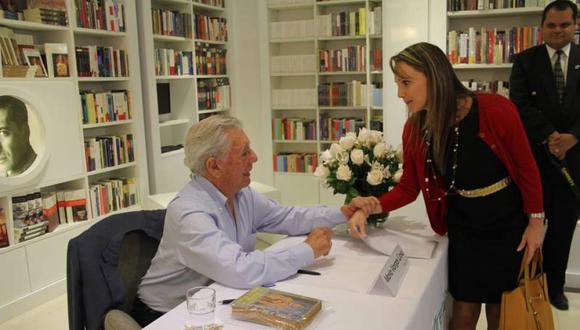 Mario Vargas Llosa y Luciana León protagonizan incidente en firma de libros