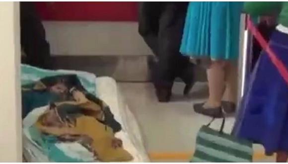 ¡Indignante! Anciana es trasladada en colchón para cobrar Pensión 65 (VIDEO)