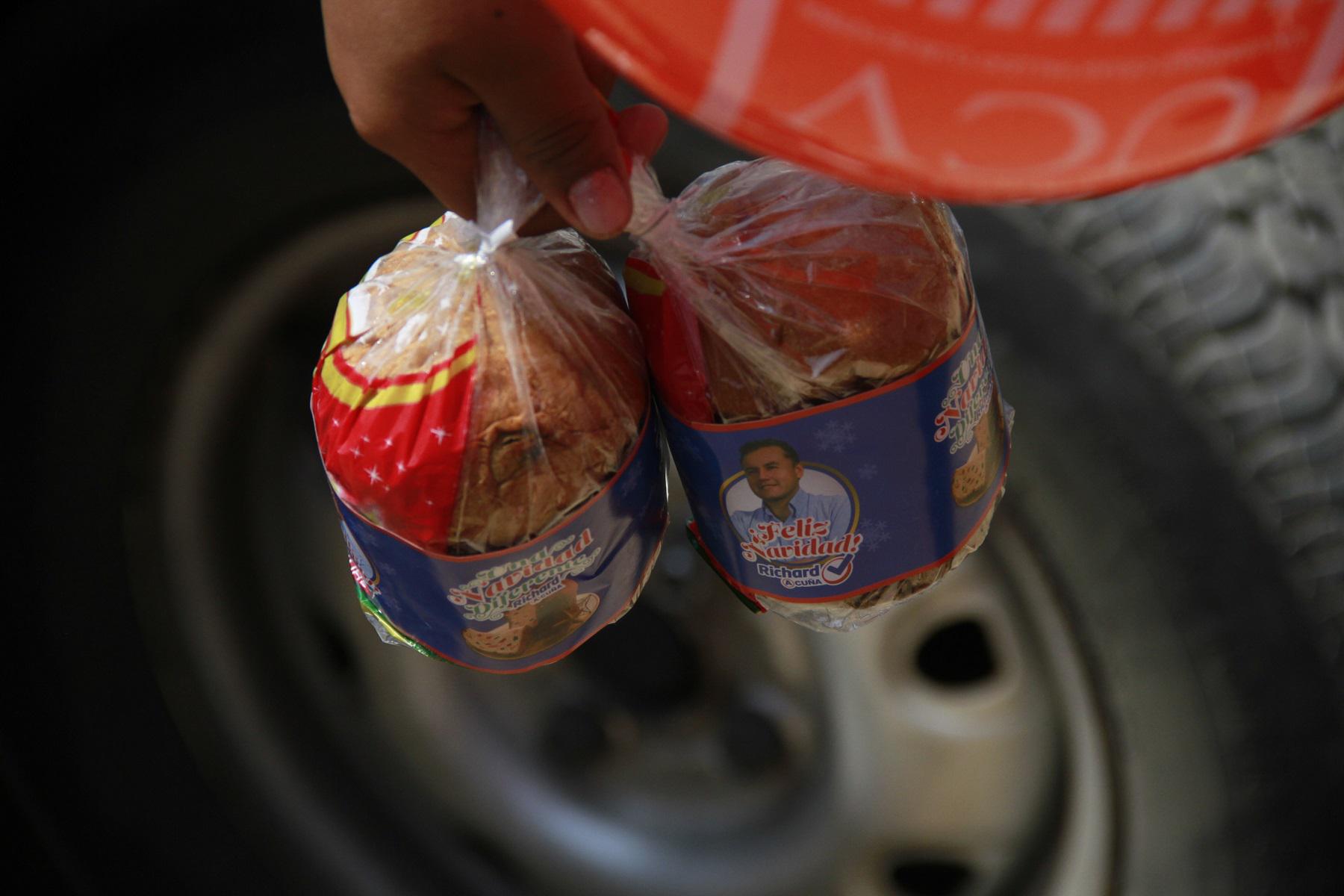 Richard Acuña: Reparten minipanetones con su rostro