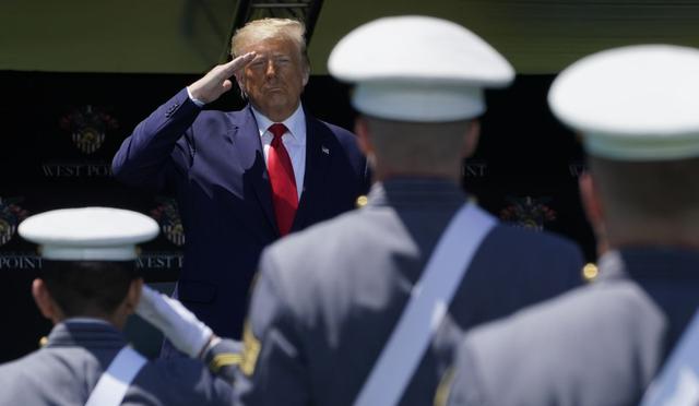 El presidente de los Estados Unidos, Donald Trump, saluda a los cadetes en la ceremonia de graduación de la Academia Militar de EE. UU. 2020 en West Point, Nueva York, 13 de junio de 2020. (AFP /TIMOTHY A. CLARY)