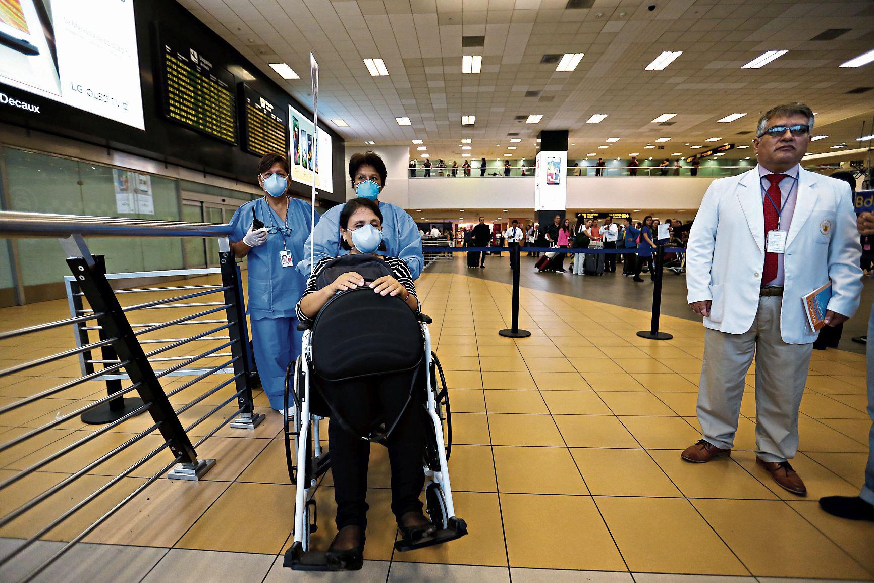 Los síntomas más comunes de la COVID-19 son fiebre, cansancio y tos seca. Algunos pacientes pueden presentar dolores, congestión nasal, rinorrea, dolor de garganta o diarrea.