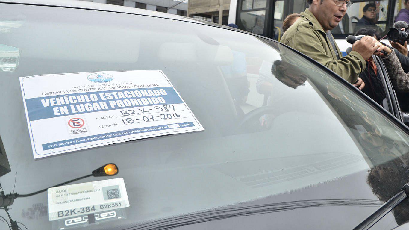 Magdalena multó con S/. 592 a conductores por estacionar mal