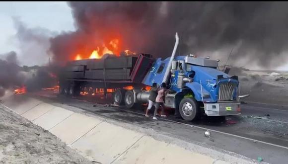 Cuatro vehículos impactaron de manera violenta a la altura del km 954 de la carretera Panamericana, originando un incendio en tres de las unidades
