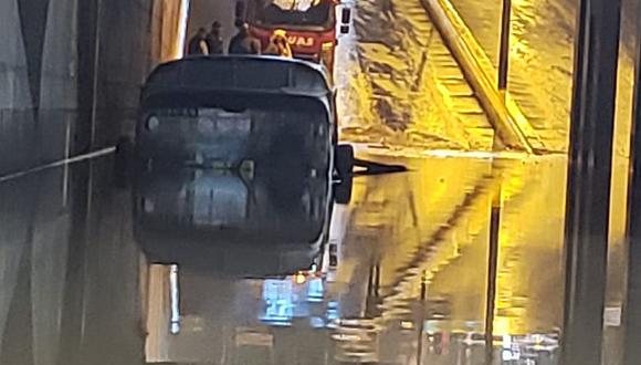 Bus de transporte público se hunde por la lluvia en baipás de la Venezuela