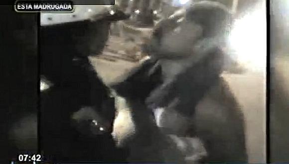 ​Sujeto ebrio golpea a mujer policía que lo intervino por agredir a dos niños (VÍDEO)