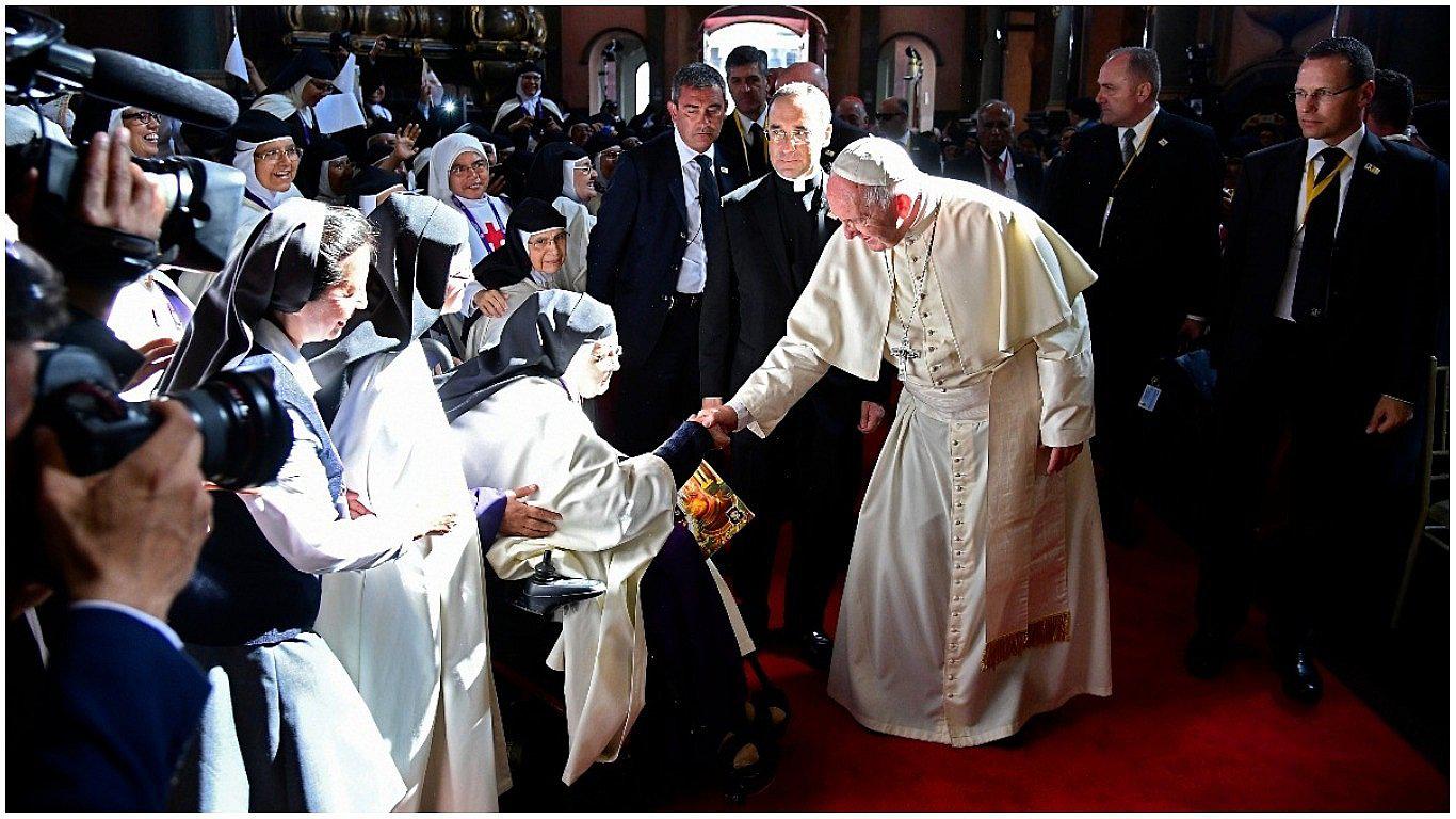 Papa Francisco: "¿Saben lo que es una monja chismosa? ¡Es terrorista!"