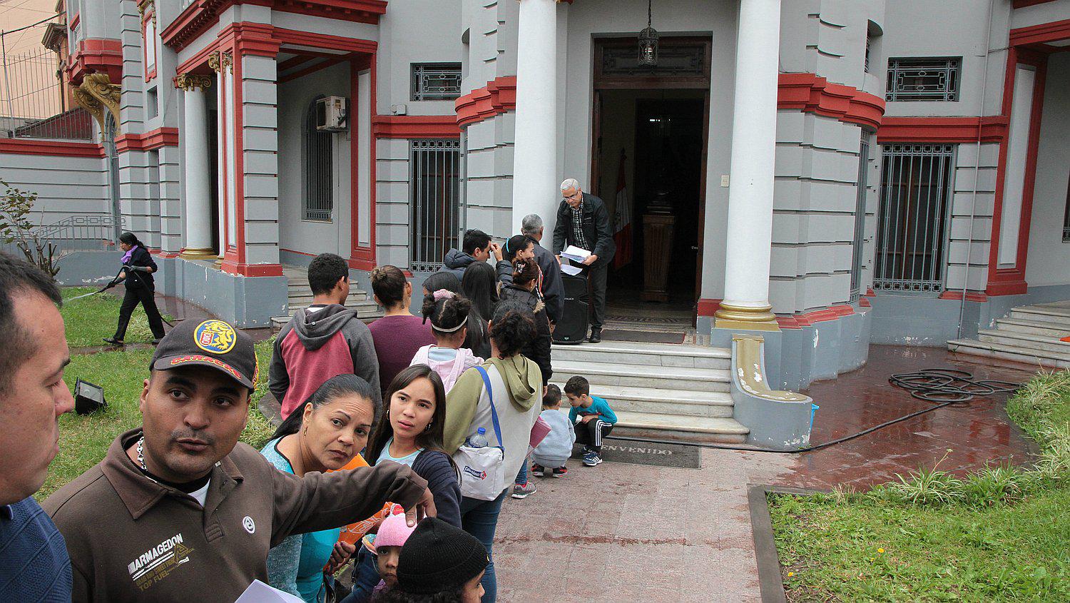 Venezolanos hacen cola en embajada para regresar a su país (VIDEO)