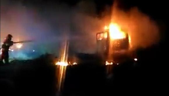 Tumbes: Vehículo de transporte público se incendia en pleno trayecto