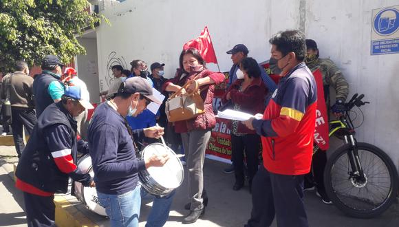 Trabajadores administrativos de institutos en protesta. (Foto: GEC)