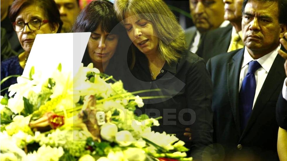 Carla García asiste a velorio de su padre en la Casa del Pueblo (FOTOS)