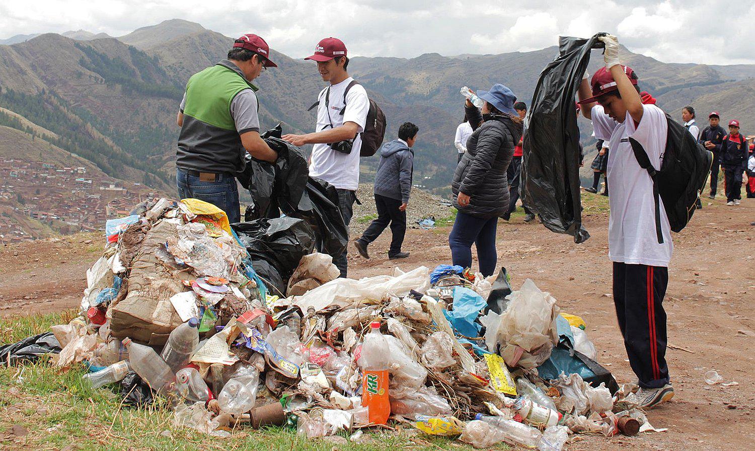 Pobladores y escolares se juntan para limpiar sitio arqueológico en Cusco