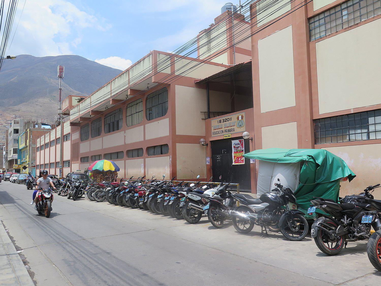 Motos de policías ponen en riesgo a estudiantes del Hermilio Valdizán