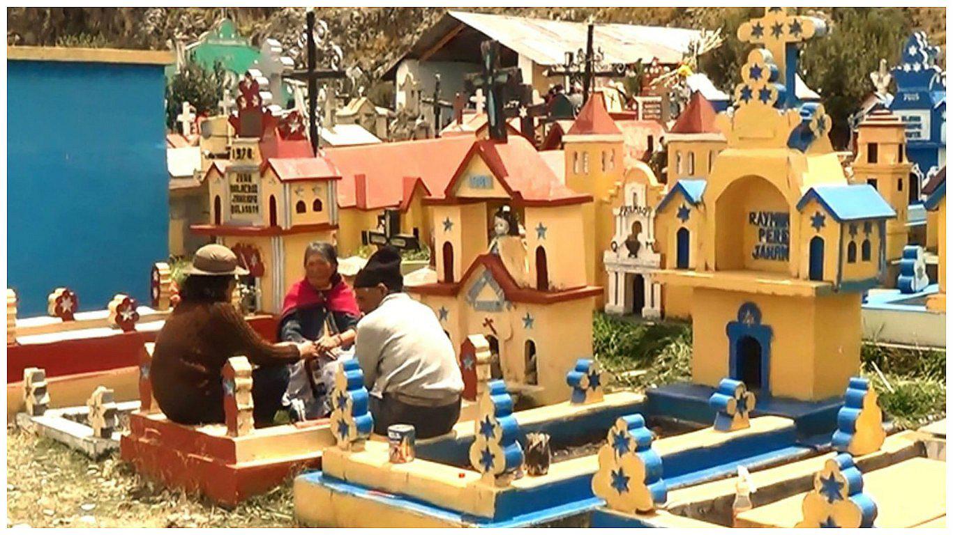 Pasco: ​En cementerio de Ninacaca sorprende creatividad de lápidas 