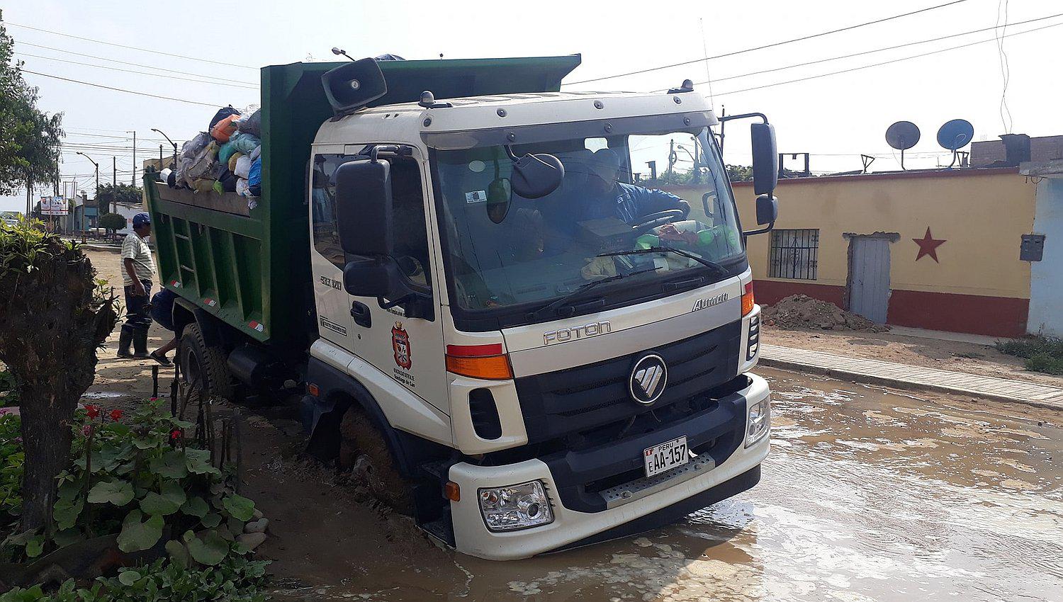 Volquete de la comuna de Santiago de Cao se hunde en terreno debilitado (FOTO) 