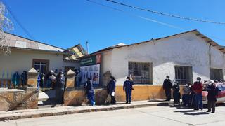 Realizan plantón exigiendo destitución del director de la Red de Salud de Lampa