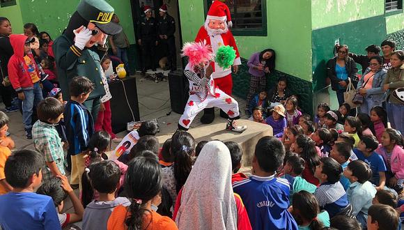 Policías de la Comisaria de Chincheros agasajaron a niños por Navidad