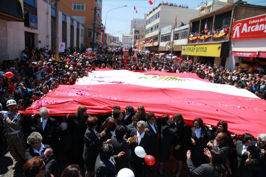 Bandera peruana más grande del mundo pesará 26 toneladas