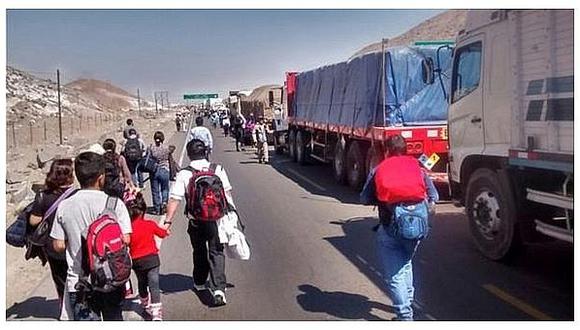 Paro de transportistas se radicaliza en Km 48 de la vía de entrada a Arequipa (FOTOS)