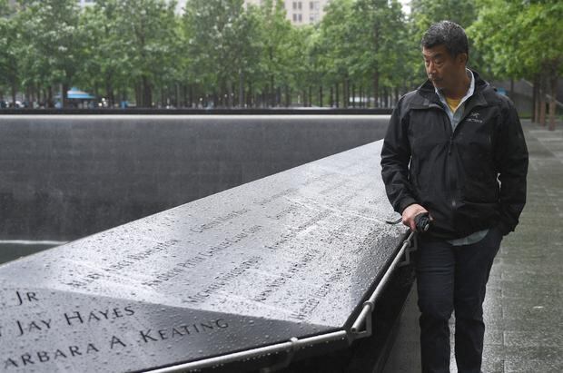 Al Kim visita el Museo y Memorial Nacional del 11-S el 12 de julio de 2021 en la ciudad de Nueva York, en honor a quienes murieron en los ataques de 2001 y 1993.  (Foto: TIMOTHY A. CLARY / AFP)