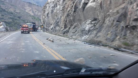 El temblor de 5.6 de magnitud generó el deslizamiento de piedras en algunas principales carreteras de la capital. (Foto: @MininterPeru)