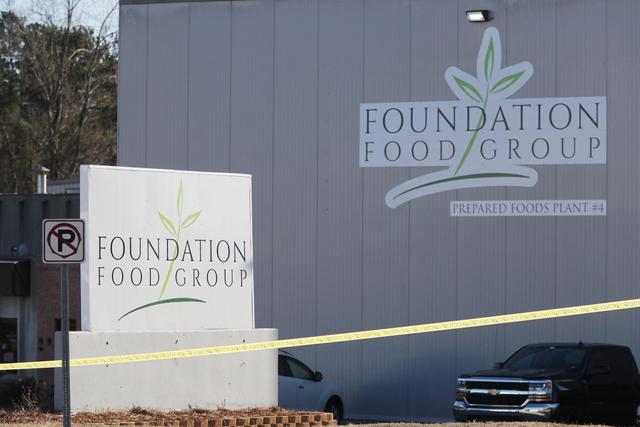 Cinta policial en el exterior de la planta de Foundation Food Group tras una fuga química denunciada que según las autoridades ha matado a varios trabajadores  en Gainesville, Georgia, Estados Unidos, el 28 de enero de 2021. (EFE/EPA/ERIK S. LESSER).