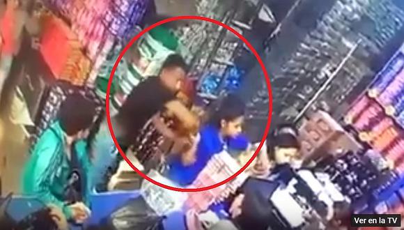 Chiclayo: Ladrón arrebata celular a una joven en centro comercial (VIDEO)