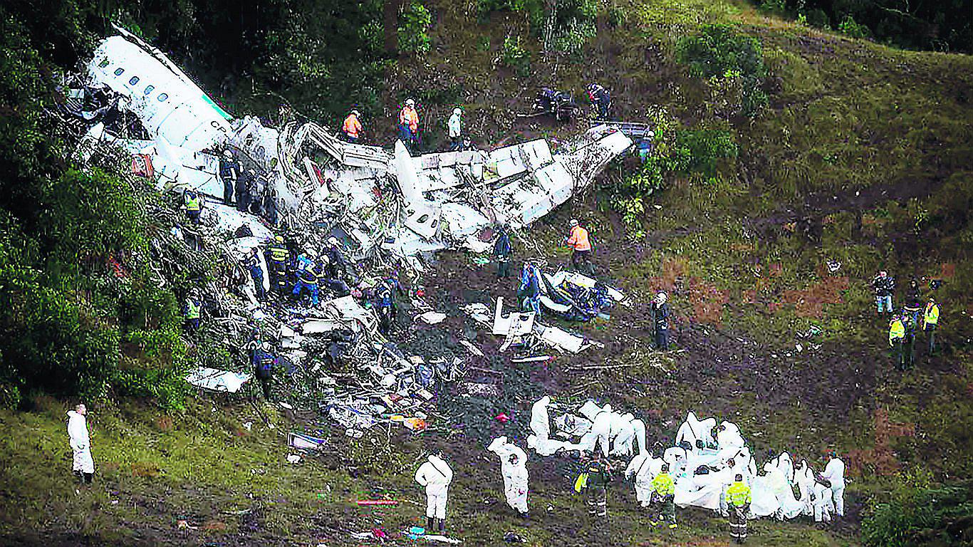 Avión que trasladaba a equipo brasileño de fútbol se estrella cerca de Medellín
