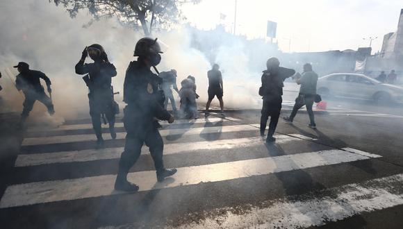 Desde el lunes se registran manifestaciones en el Centro de Lima contra la vacancia. La policía usa bombas lacrimógenas contra ciudadanos que protestan. (Jesús Saucedo / @photo.gec)