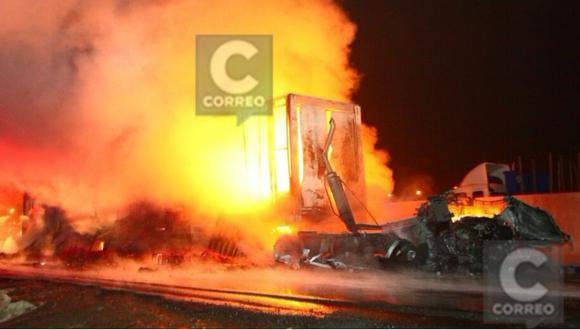 Tráileres chocan en Panamericana Norte y un conductor muere calcinado (FOTOS) 