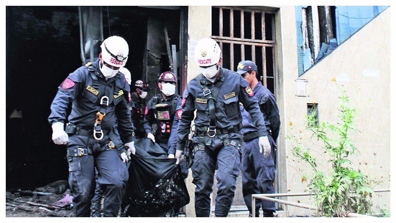 Chiclayo: familiares buscan al padre de uno de los menores fallecidos en el incendio (VIDEO)