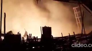 Incendio consumió varios locales de venta de maderas en Piura