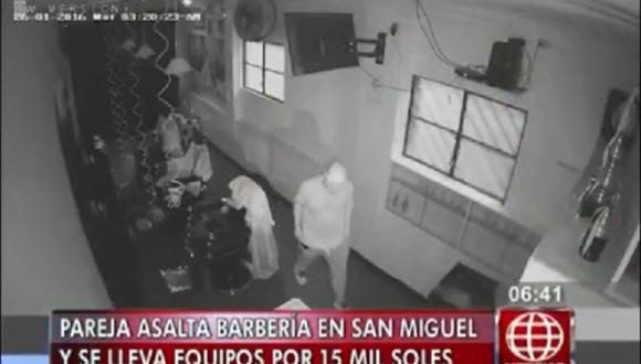 ​San Miguel: Cámaras de seguridad captan momento en que pareja asalta barbería
