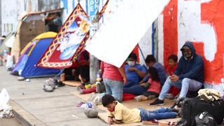 Adultos y niños pernoctan más de 8 días en la avenida Tomas Valle y piden volver a Pucallpa (FOTOS)