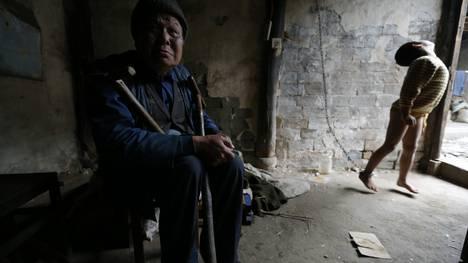 Conoce la triste historia del niño chino que vive encadenado