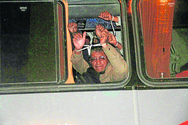 Policía detiene a comuneros y periodistas en incidente de mina Paula