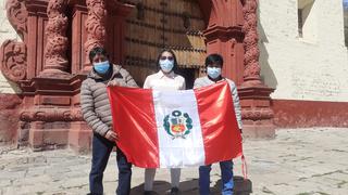Para celebrar el Bicentenario, jóvenes juntan firmas en bandera y la llevarán al nevado más alto de Huancavelica