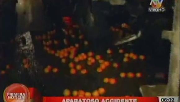 Decenas de naranjas quedaron regadas en el Trébol de Javier Prado