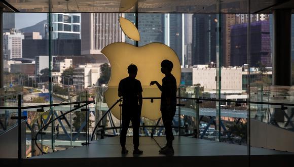 Empleados de Apple conversan en una tienda en Hong Kong el 15 de marzo de 2022. (Foto de DALE DE LA REY / AFP)