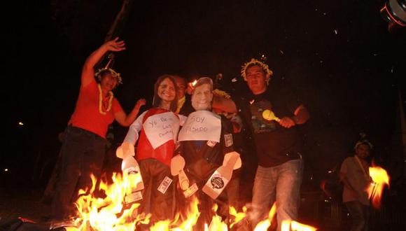 Limeños queman a Villarán y Markarián