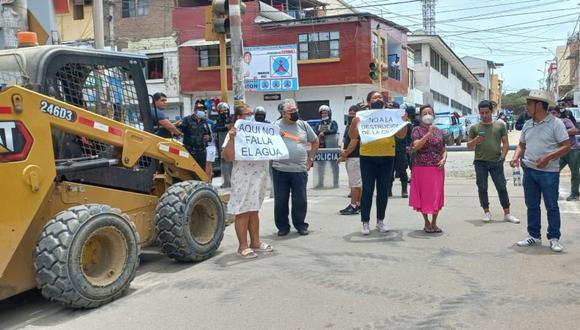 Ellos se negaron a que la máquina que debió demarcar la capa de asfalto inicie las operaciones, razón por la que tuvo que intervenir agentes de la Policía Nacional del Perú.