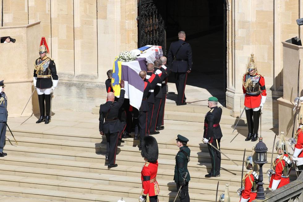 La reina Isabel II dio el último adiós este sábado al hombre con quien estuvo casada 73 años, su "fuerza y apoyo", el príncipe Felipe, en un sobrio funeral de cariz militar con mascarillas y pocos invitados debido a la pandemia. (Danny Lawson / POOL / AFP).